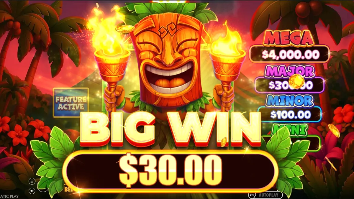 Tampilan layar permainan slot Super Tiki Strike dengan latar belakang gunung berapi tropis.